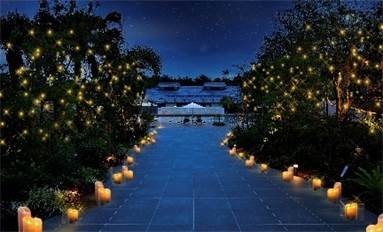 アプローチからプールのイルミネーションを散策しながら愉しむ「星あかりの小径」