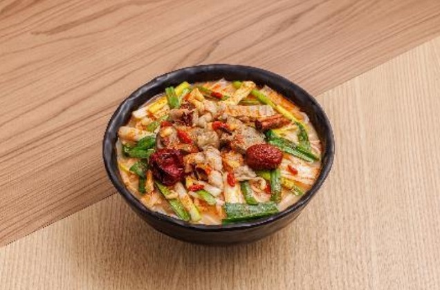 「薬膳ホルモン米線」