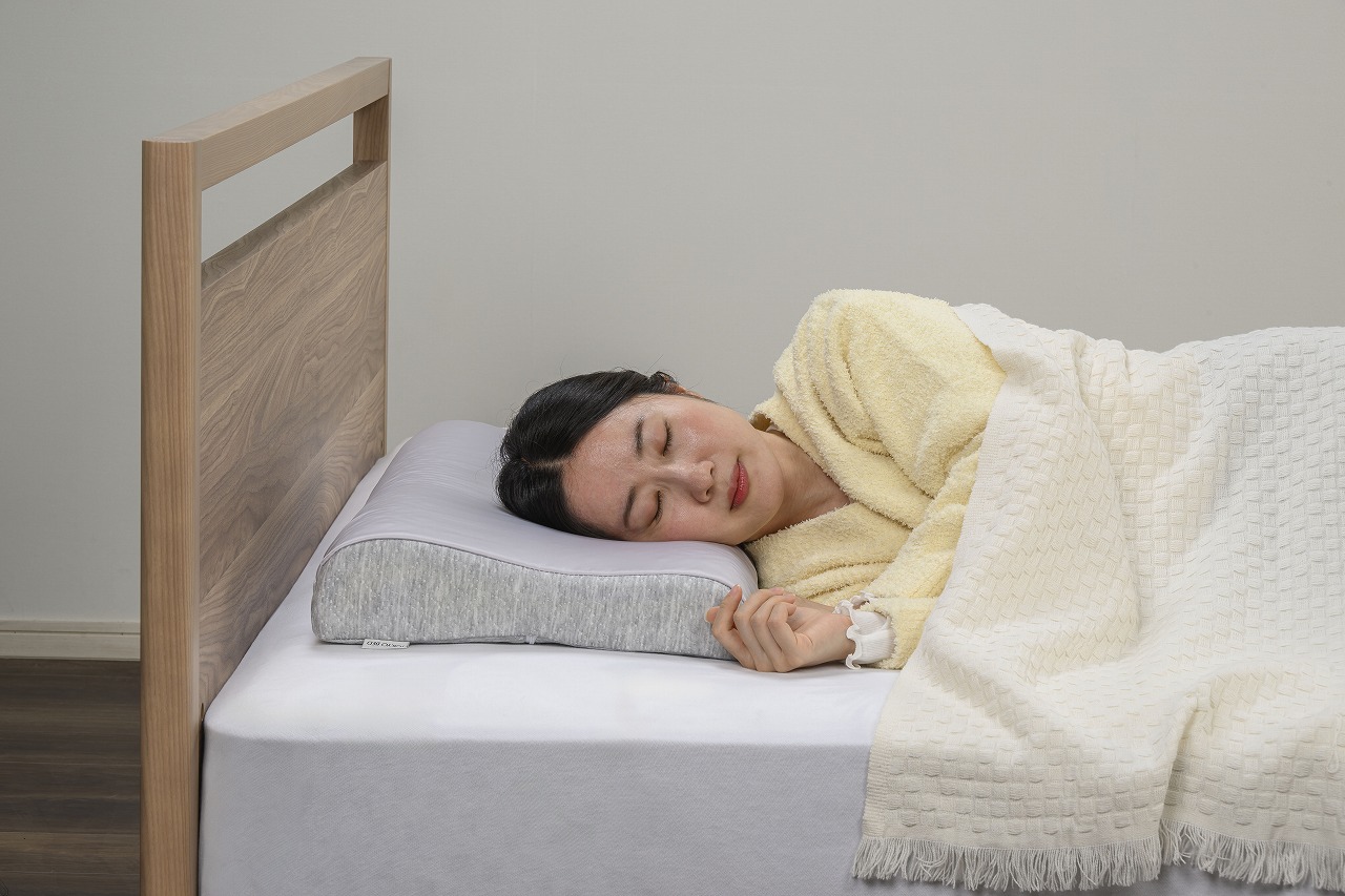 美髪枕_モデル横_2