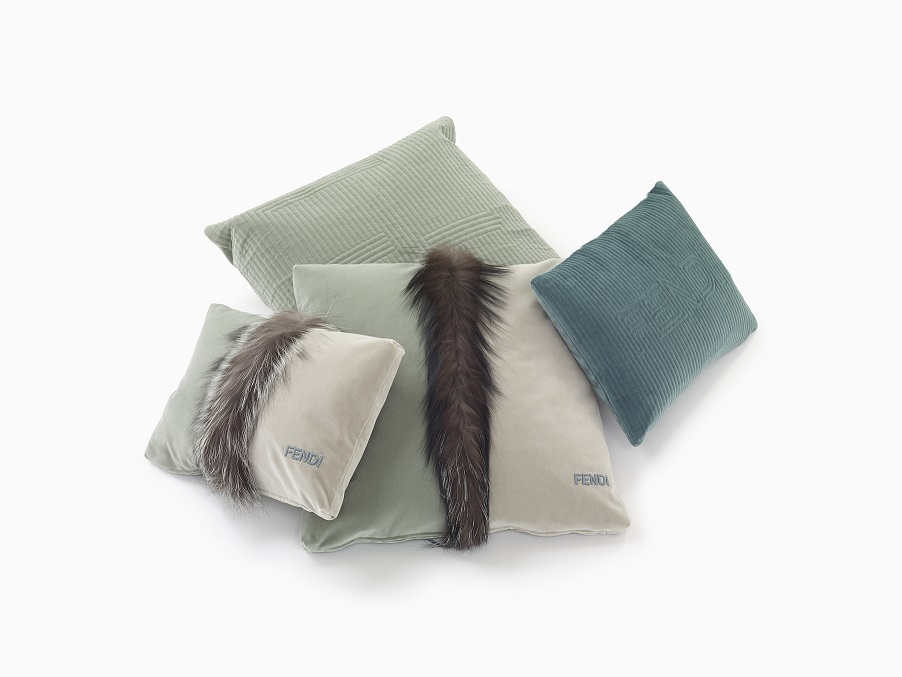 クッション（ファー無）布グリーン 価格：89,000円（税込） サイズ：500&times;500㎜／ クッション（ファー無）布ブルー 価格：54,000円（税込） サイズ：400&times;300㎜／ クッション（ファー付） 布グリーン・ライトグリーン 価格：169,000円 （税込） サイズ：500&times;500㎜ ／クッション（ファー付） 布グリーン・ライトグリーン 価格：139,000円（税込） サイズ：400&times;300㎜