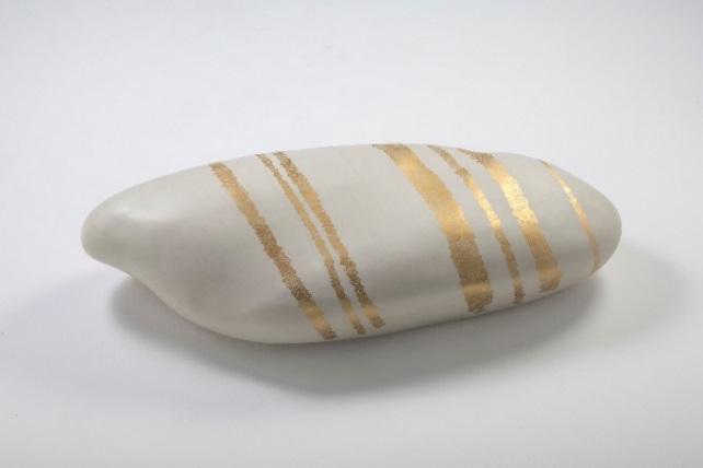 作品名：寝る石　作家：給田麻那美（寺院彩色師・現代美術家）&times; Michel Pochon（乗馬用鞍製作家）Photo：Mitsuyuki Nakajima