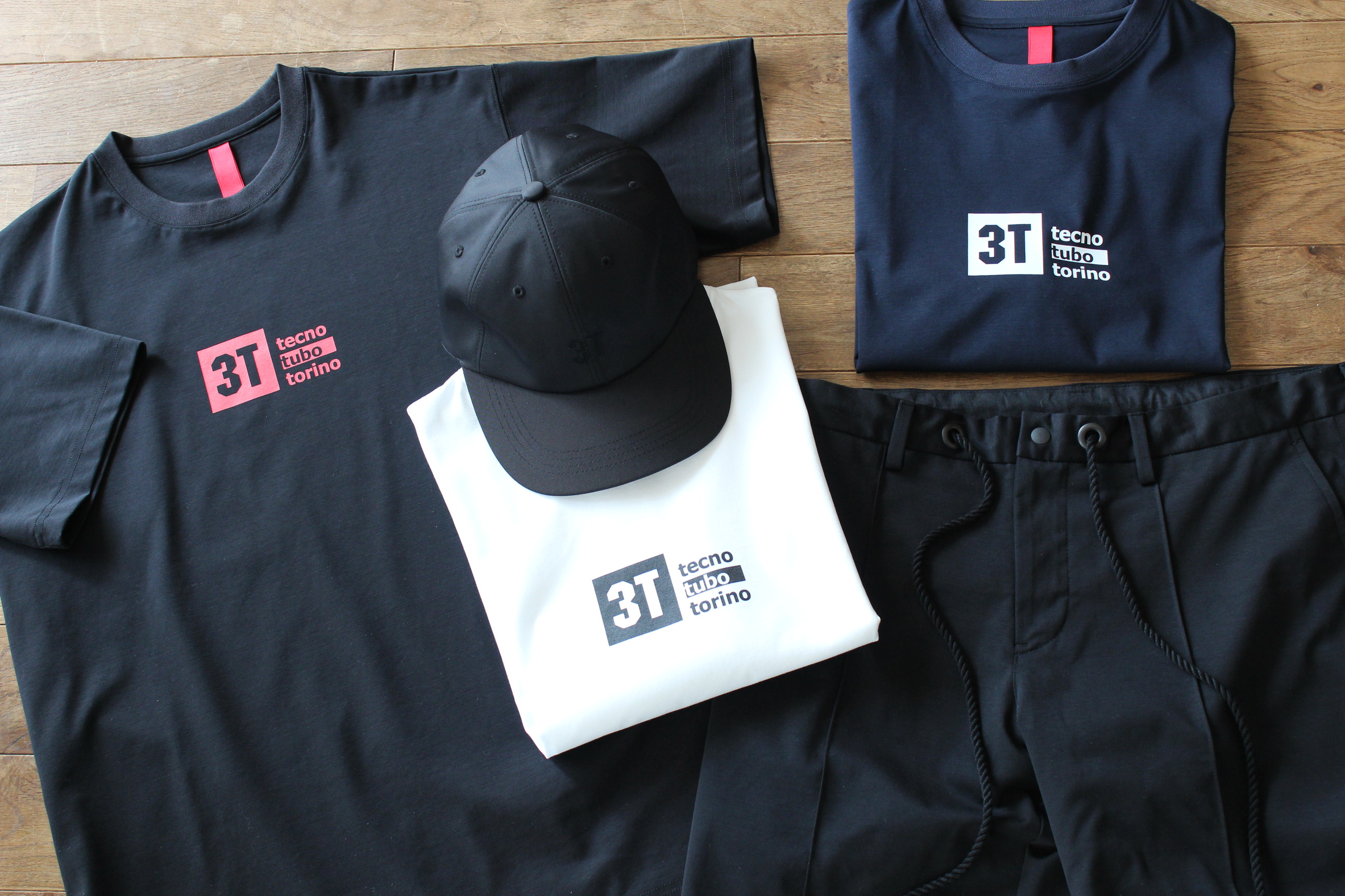 機能性に優れたTシャツ、キャップ、パンツを販売