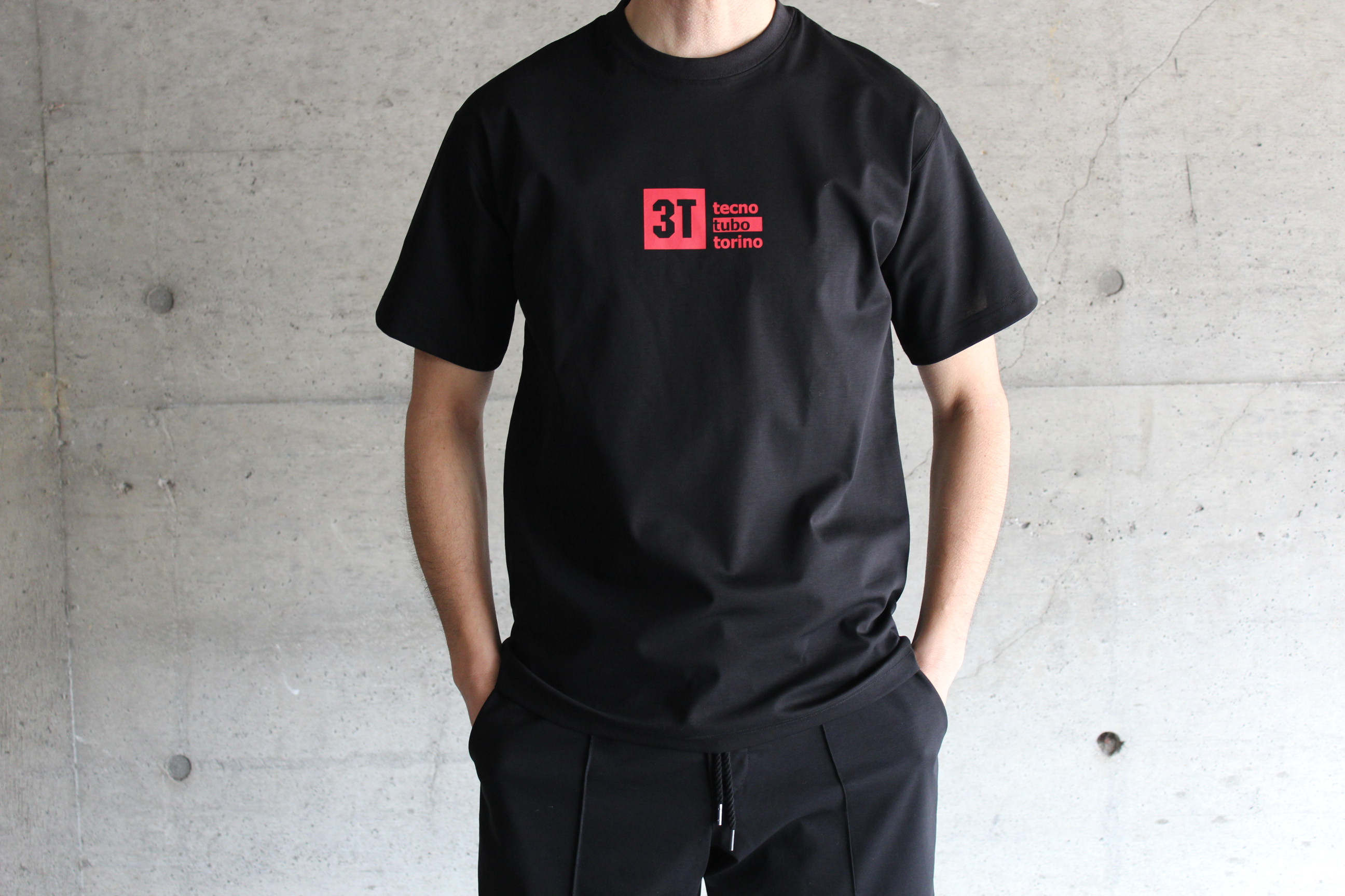 シンプルなブランドロゴがアクセント