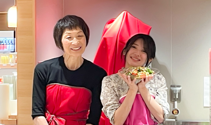 2月13日（日）に開催された「奈良の赤い宝石！恋するいちごクッキングフェア 」の様子 左：浜内千波先生　右：大西桃香さん