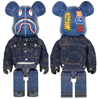 Levi's® × BAPE®のコラボカプセルコレクションを着たBE@RBRICKが