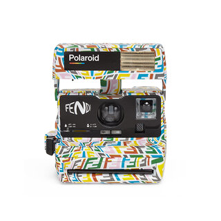 チェキ　限定　　fendi×polaroid フェンディ　カメラ フェンディがポラロイドとコラボレーション、マルチカラーな「FF