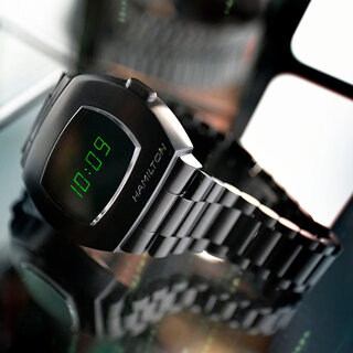 キーカラーのグリーンが特徴。「ハミルトン パルサー」が映画