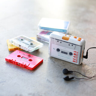 BEAMS カセットプレーヤー レトロ·フューチャーなデザインが目を惹く、スケルトンタイプの