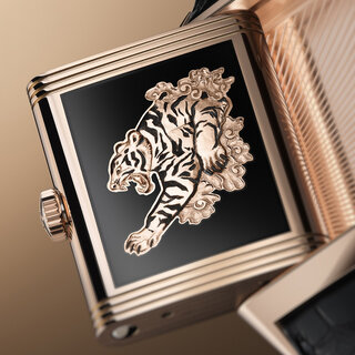 グラン・フー・エナメルの上にエングレーブ。超絶技巧のレベルソ“寅