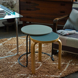 限定20台。90周年を迎える「606 サイドテーブル」が特別カラーで発売