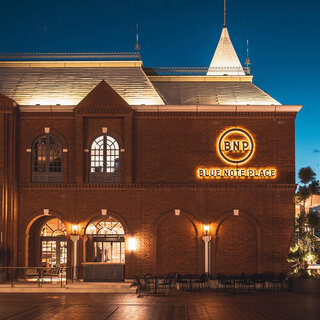 本格的なサウンドシステムが食空間を彩るダイニング「BLUE NOTE PLACE