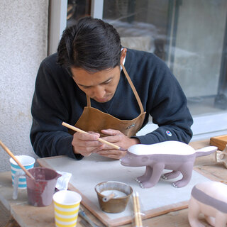 アーティスト自ら一体ずつ絵付けをした200体限定の陶器製フィギュア