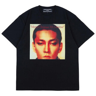 坂本龍一sakamotocommon OSAKA 黒TシャツL ステッカーおまけ 坂本龍一を着る。アーカイブコレクションが装いも新たに黒ボディで復活