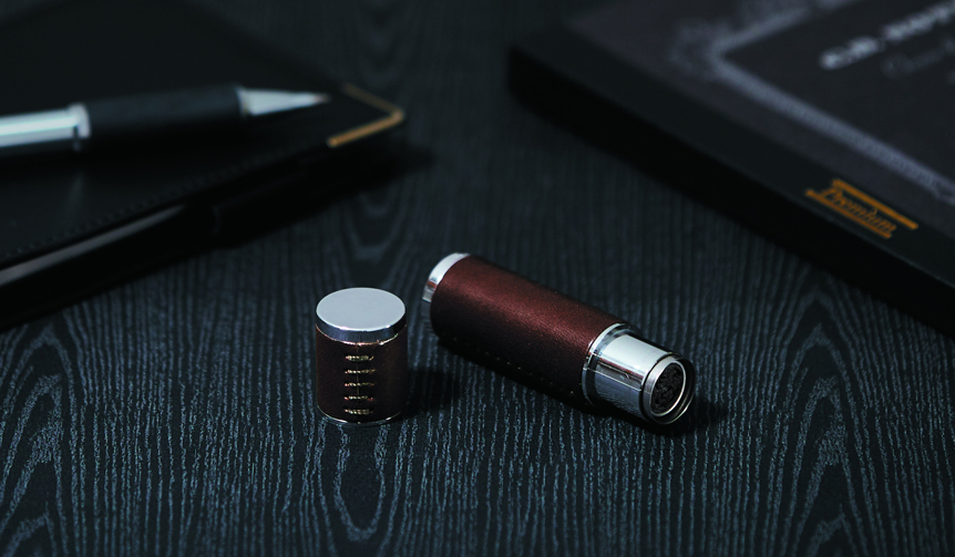 A refined name stamp with a metal body and premium cowhide finish | Shachihata
