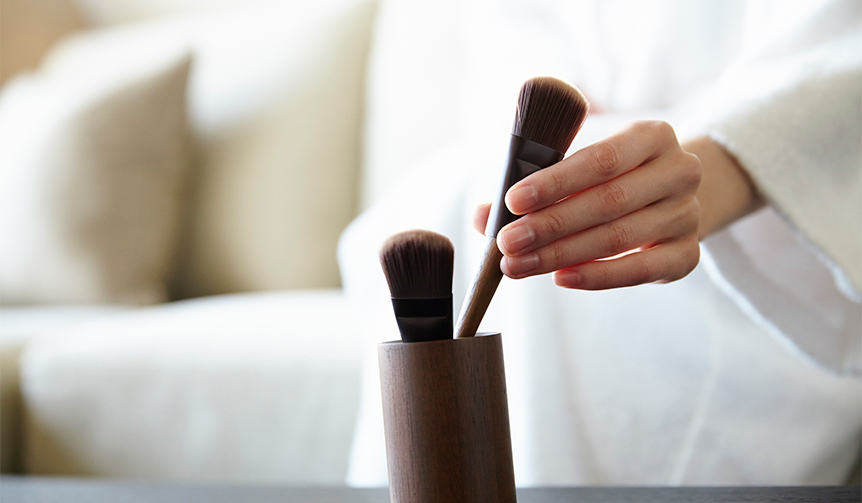 顔をケアするブラシ「Naderu brush（ナデルブラシ）」｜SHAQUDA