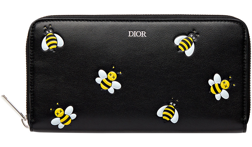 KAWSデザインの“BEE”をあしらったレザーアイテム｜DIOR