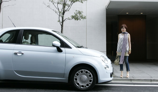 FIAT | Fiat | Fumie Shibata vs. Fiat 500 (1) The meticulous sense of design that catches the eye on the street