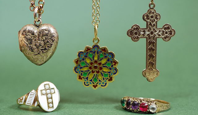BARNEYS NEW YORK | An Antique Jewelry Christmas Collection!