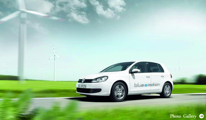 Volkswagen Golf Blue e-motion | Unveiled at the LA Motor Show