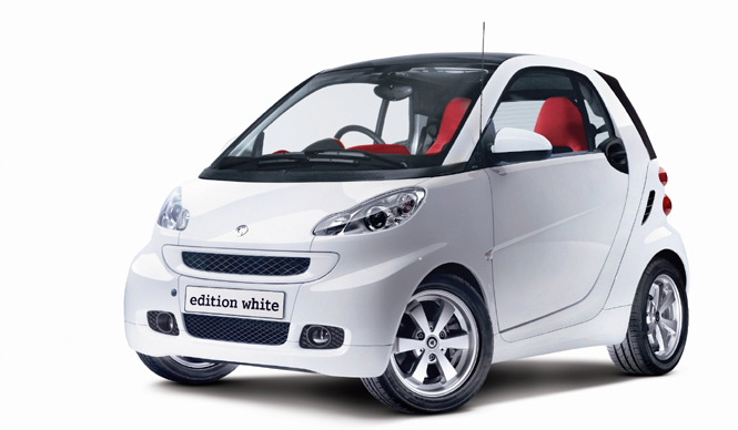 真っ白なエクステリアに鮮やかな赤の内装が際立つ特別仕様車｜smart
