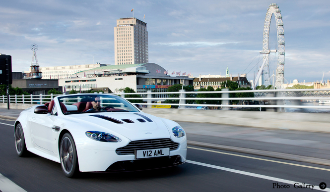 待望のオープントップ V12ヴァンテージ ロードスター登場｜Aston Martin