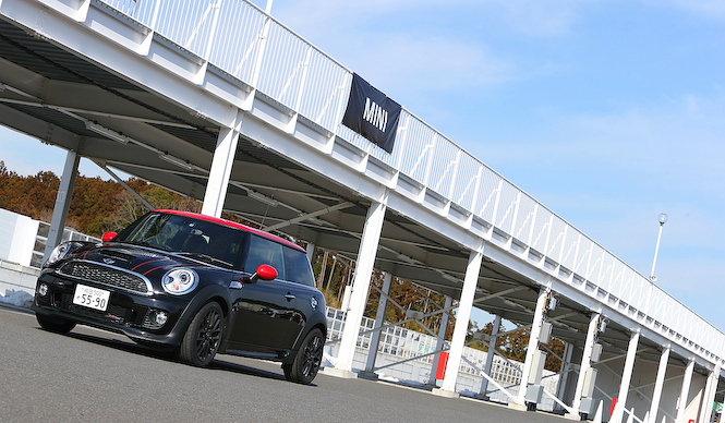 オートマチックのジョン・クーパー ワークスでサーキットを走る｜MINI