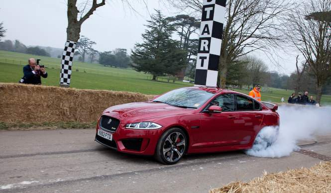 ジャガー最速のサルーン XFR-Sがヒルクライムを披露｜Jaguar