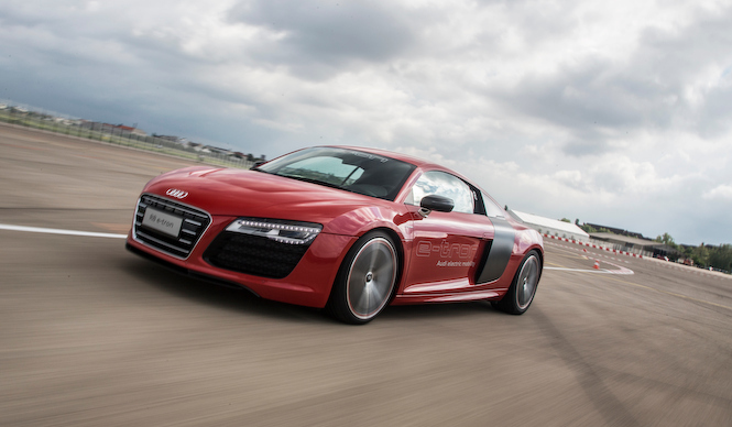 アウディ R8 e-tron に試乗｜Audi
