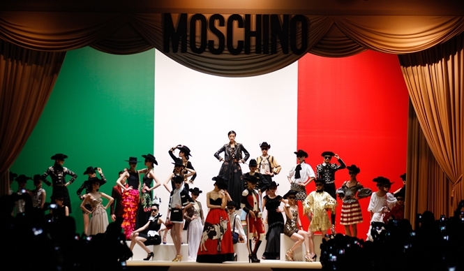 MOSCHINO｜モスキーノが、上海にてコレクションを発表 