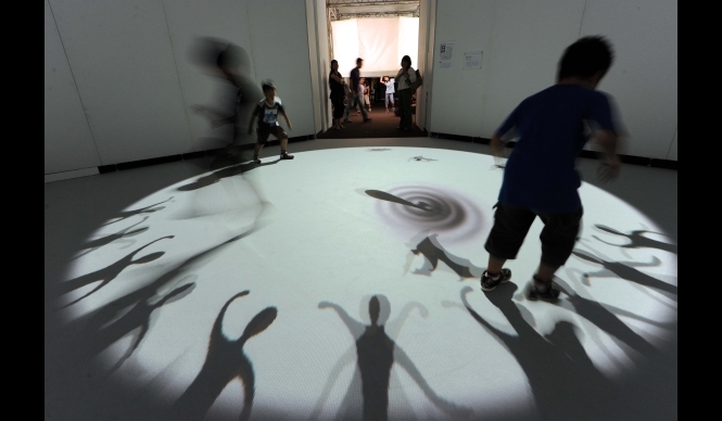 ART｜光を駆使した現代アートを“遊ぶ”『魔法の美術館』