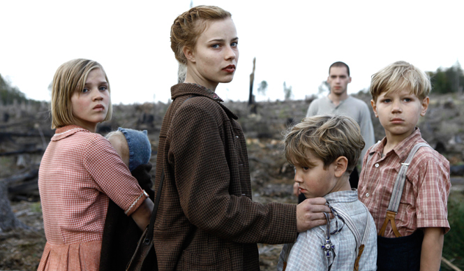 MOVIE｜ナチス高官の子どもたちがたどる過酷な旅『さよなら、アドルフ』