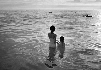 ART｜鷲尾和彦 写真展『To the Sea』がルーニィ・247フォトグラフィーにて開催