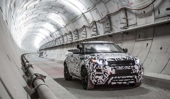 イヴォーク コンバーチブル、地下を激走｜Range Rover