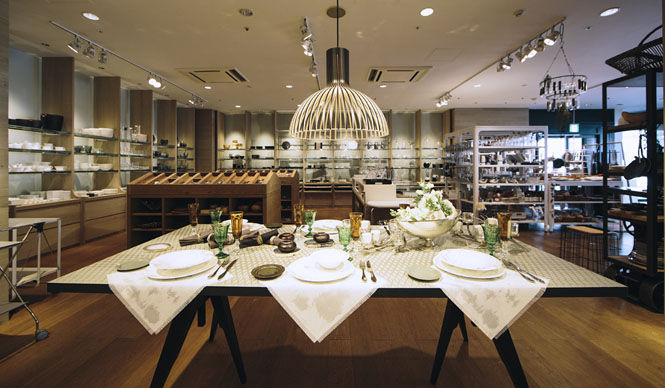 How to Enjoy the Reimagined LIVING MOTIF, Guided by Interior Stylist Masayo Mogi