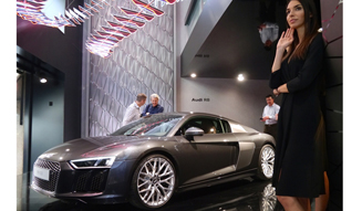 アウディ、光のインスタレーションでミラノサローネを演出｜Audi