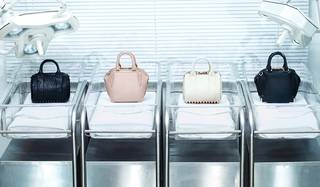 アレキサンダー ワンから、ミニバックコレクション誕生｜Alexander