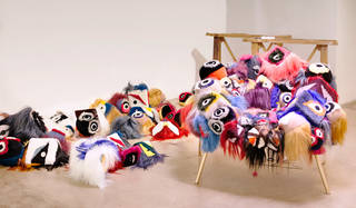 フェンディ、「バッグ バグズ」をあしらったアームチェアをミラノ