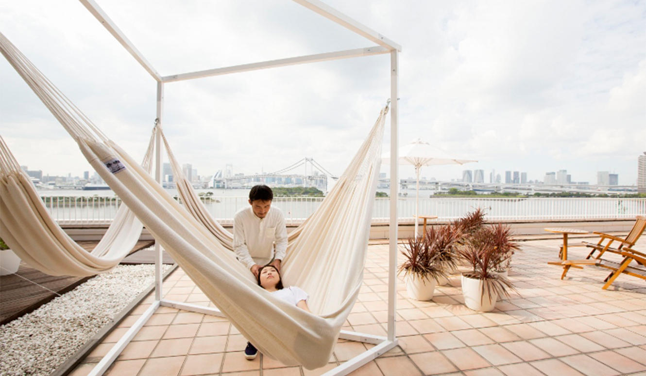 A Soothing Hammock Massage Carried by the Sea Breeze | Hotel Nikko Tokyo