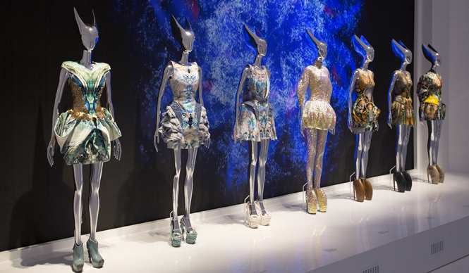 ART FILE 36｜『Alexander McQueen: Savage Beauty（野生の美しさ）』｜連載「世界のアート展から」
