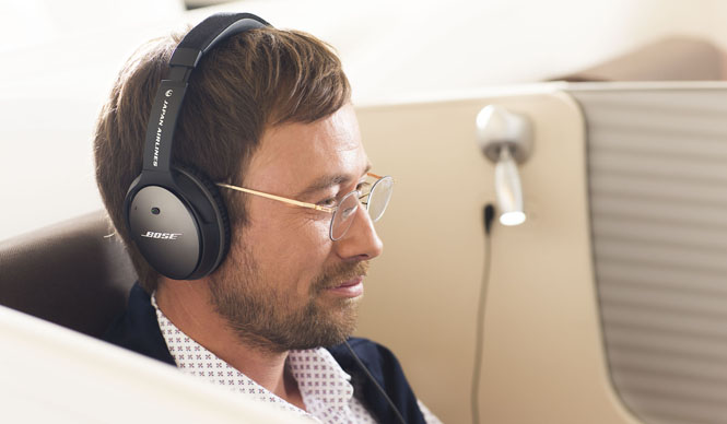 最新ノイズキャンセリング・ヘッドホンがJAL 国際線ファーストクラス全席に搭載｜BOSE