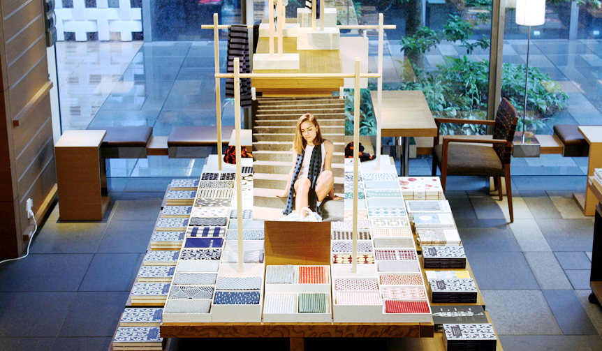 代官山 蔦屋書店でスカーフになった「てぬぐい」を展示｜KAMAWANU