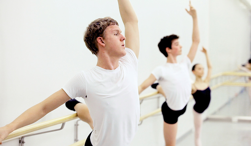 A close look at the growth, struggles, and conflicts of three boys dedicated to ballet in "Ballet Boys" | MOVIE