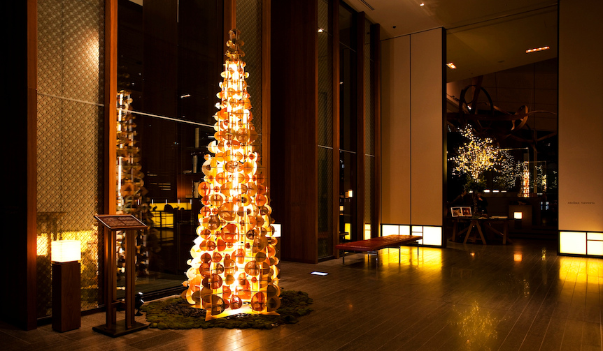 Christmas Tree Incorporating Traditional Japanese Techniques Appears at Andaz Tokyo