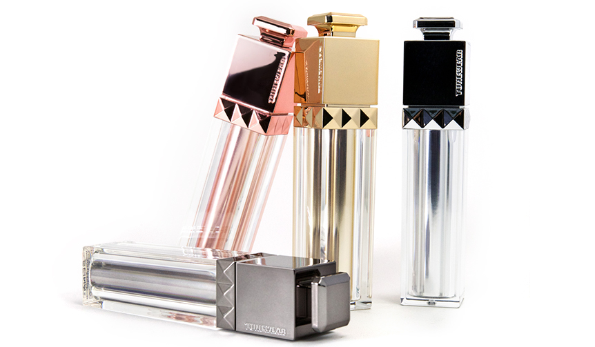 A smartphone battery designed to seamlessly blend with women's fashion items | REINA