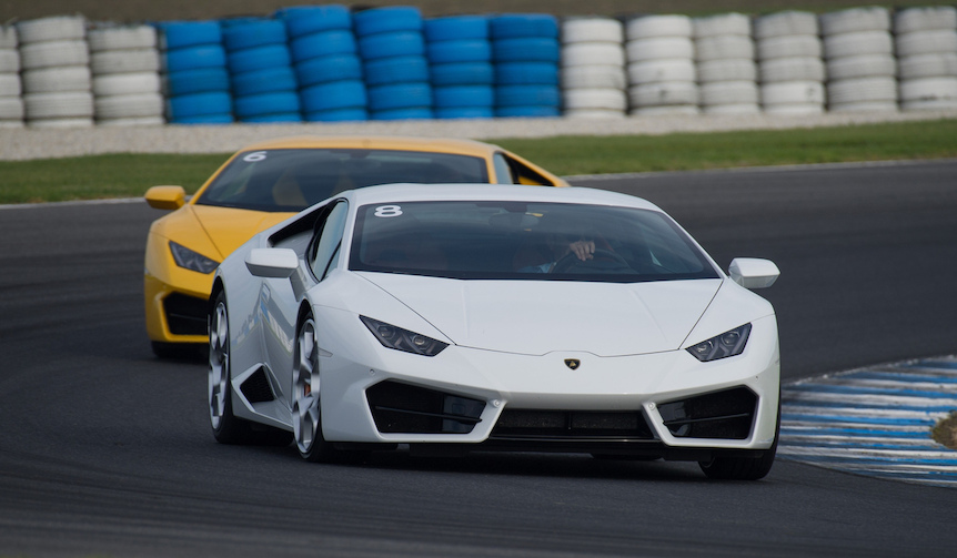 ランボルギーニ・ウラカンLP580-2にモトGPのコースで試乗｜Lamborghini