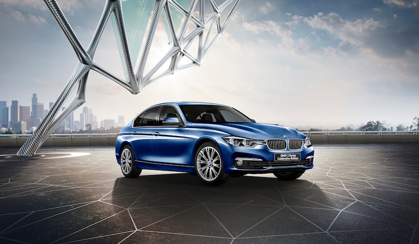 BMWのエンブレムを象徴するカラーを施した3シリーズPHEVの特別限定車｜BMW