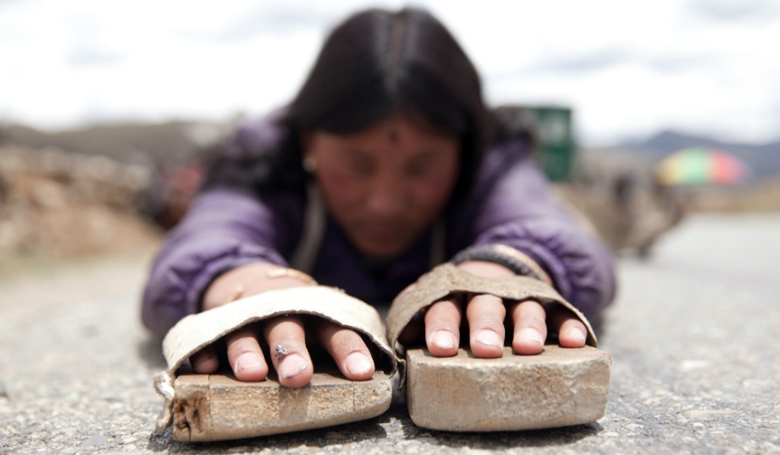 A Road Movie Depicting a Grand Tibetan Pilgrimage: 'Walking to Lhasa ~2400km of Prayer' | MOVIE
