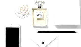 シャネルの香水「N°5」から新作「N°5 ロー」が誕生｜CHANEL - Web