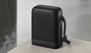 力強いサウンドを持ち運ぶ。バング＆オルフセン「BEOPLAY P6」｜B&O