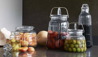 名作として知られる実用的なガラス瓶「スカーラ」が現代版に